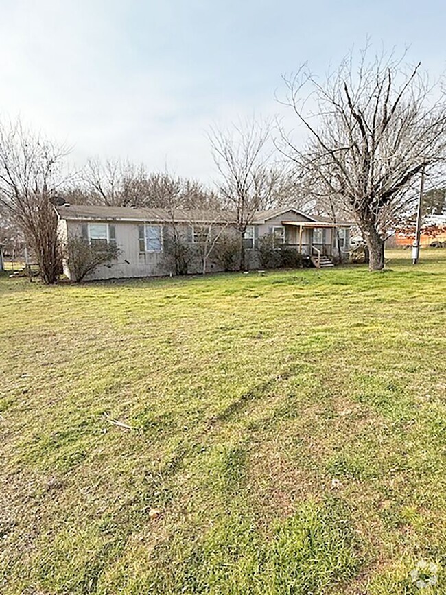 Building Photo - Nice 4 Bedroom 2 Bath Home w Office and Fi...