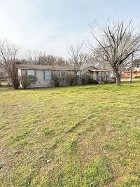 Building Photo - Nice 4 Bedroom 2 Bath Home w Office and Fi...