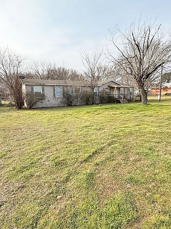 Primary Photo - Nice 4 Bedroom 2 Bath Home w Office and Fi...