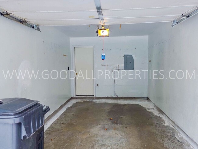 Building Photo - 2 Bedroom Townhome in Gated Community in West Des Moines!!!