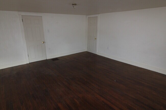 Building Photo - 448 5th St