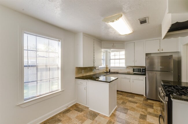 Building Photo - 236 W 31st St