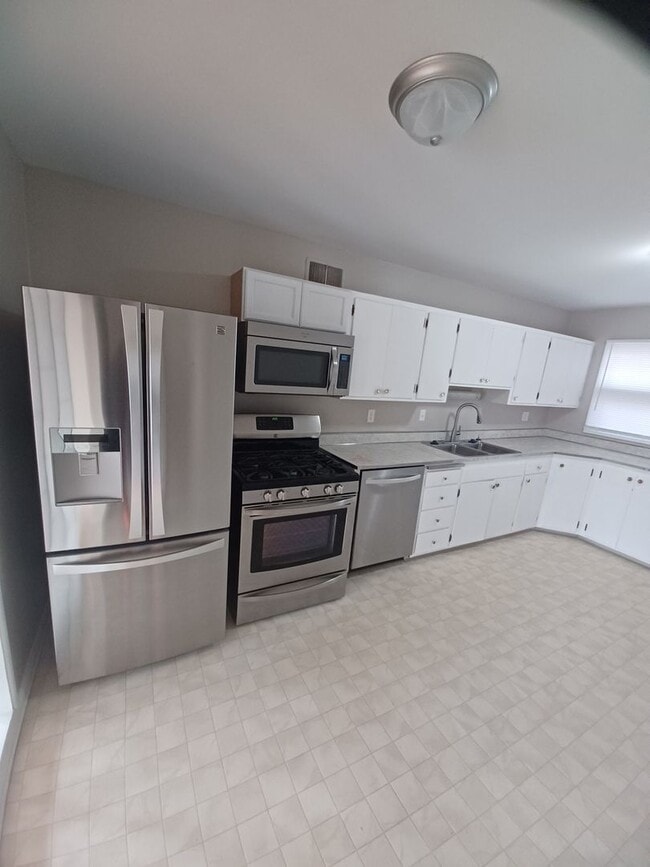 Building Photo - Don't miss out on this great Duplex!