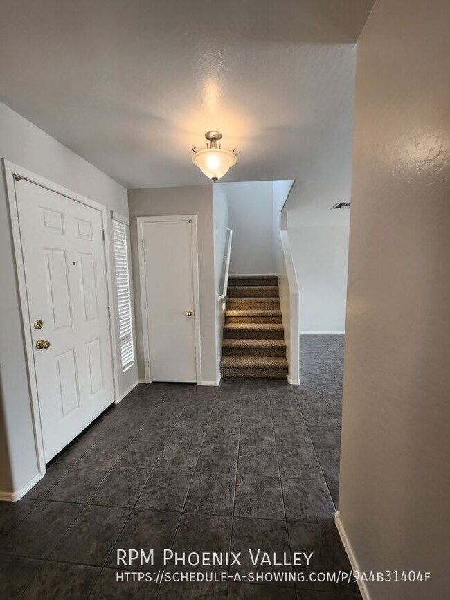 Building Photo - 13921 W Port Royale Ln