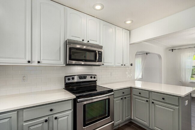 Building Photo - Lovely three bed / one bath home for rent