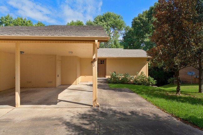Building Photo - 2 Bedroom/1.5 Bathroom Duplex - ASK ABOUT ...