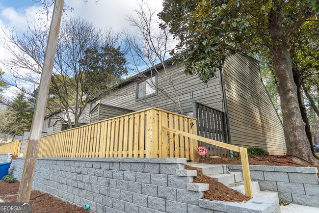Building Photo - 302 Cedar Chase Cir NE