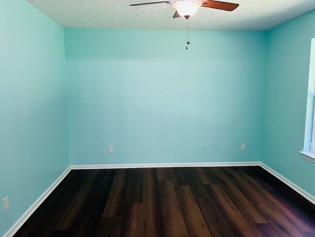 Building Photo - Wow! 3 bedroom 2 bathroom in Senoia. Must ...