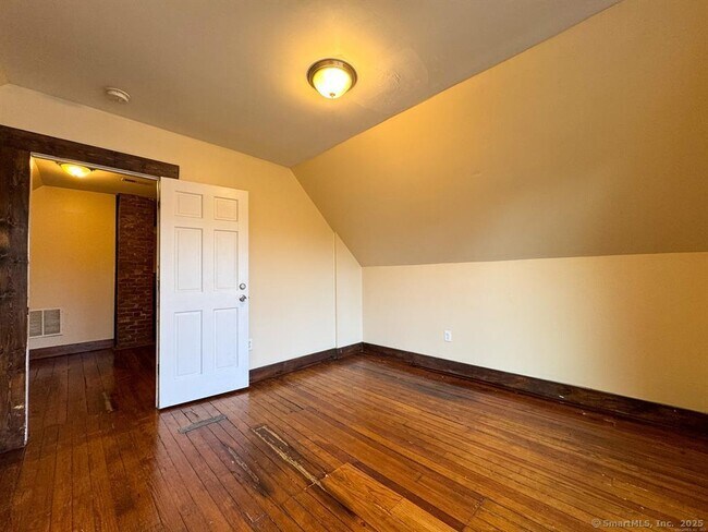 Building Photo - 455 Huntington St
