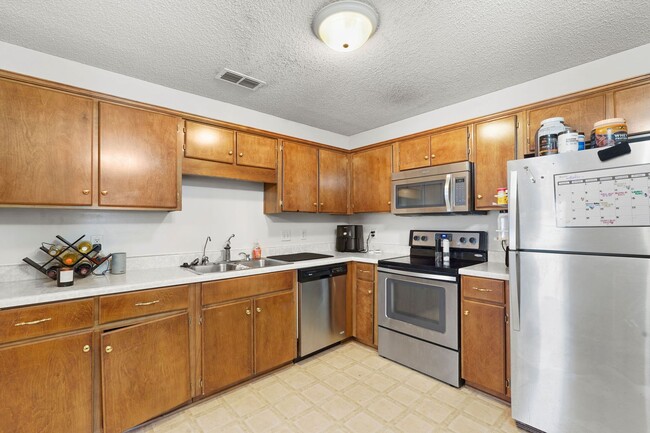 Building Photo - Charming Brick Single Family Home in Hinesville For Lease!