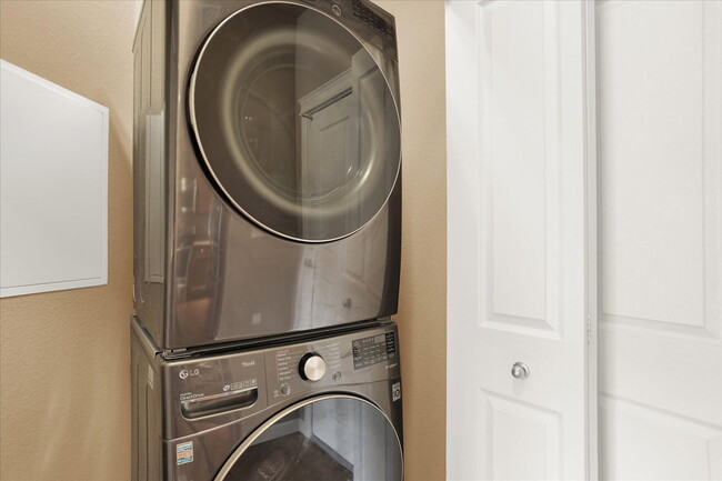 Building Photo - (11RO#401) Clocktower Condo - 1 bedroom, 1 bath.