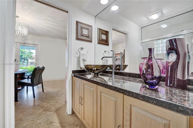 Building Photo - 1247 Seminole Dr