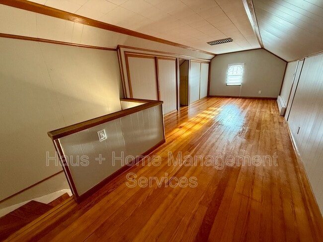 Building Photo - 544 James St