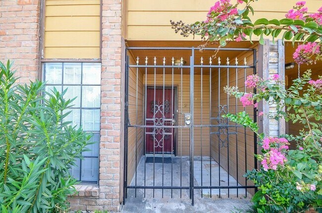 Building Photo - 9090 S Braeswood Blvd