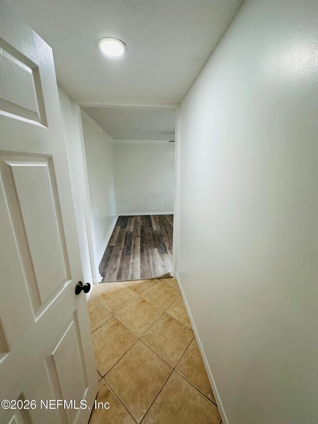 Building Photo - 1904 Delaroche Dr W