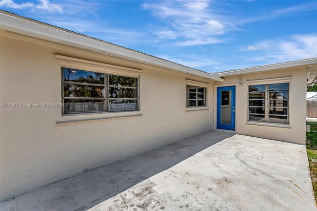 Building Photo - 261 NE 28th Rd