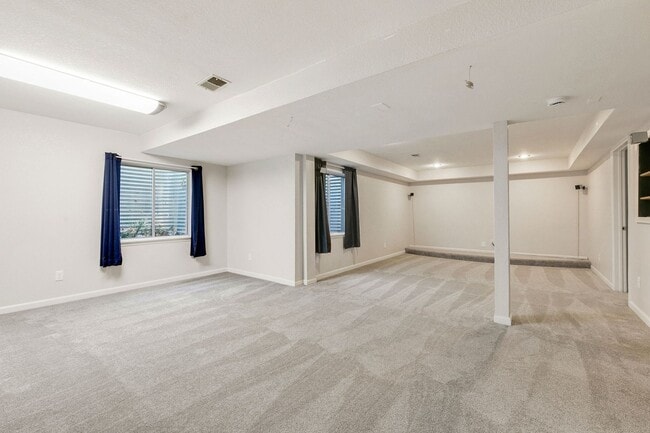 Building Photo - Updated 3-Bedroom Townhome in Ideal Location
