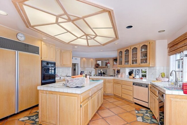 Building Photo - 6 South Peak