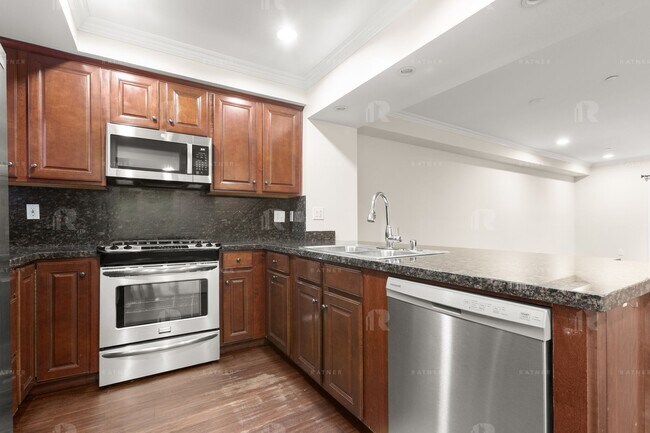 Interior Photo - (AN/TI/YO:A) 5056 Laurel Canyon Blvd