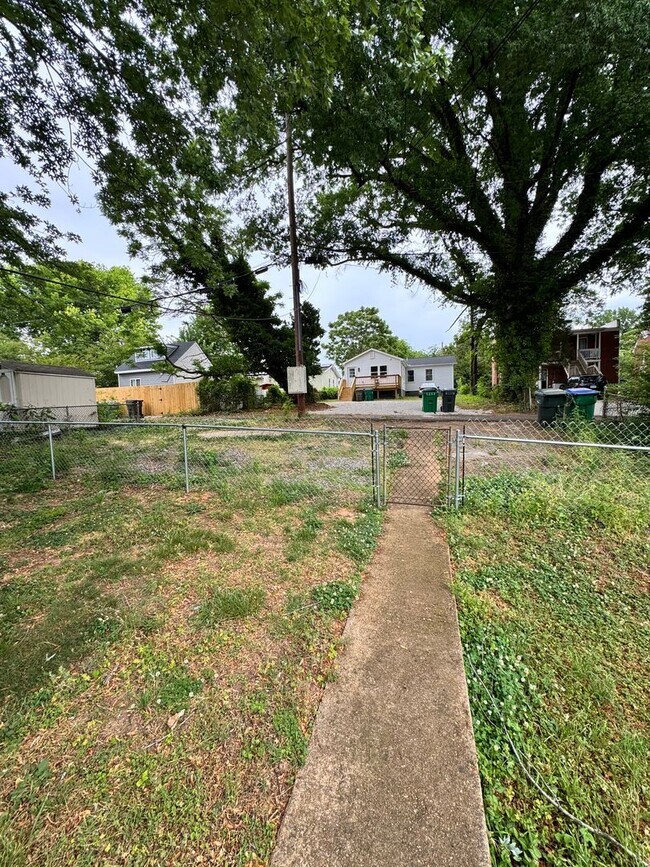 Building Photo - 3 Bed 3 Bath House near VCU and Byrd Park!