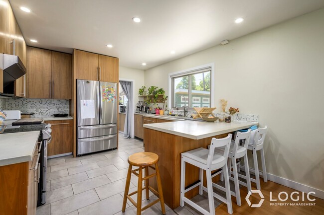 Building Photo - Beautiful Home in Excellent Location!