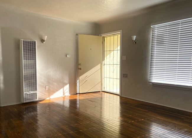 Building Photo - Lovely 2-bdrm./1-bath home with bonus room available now!