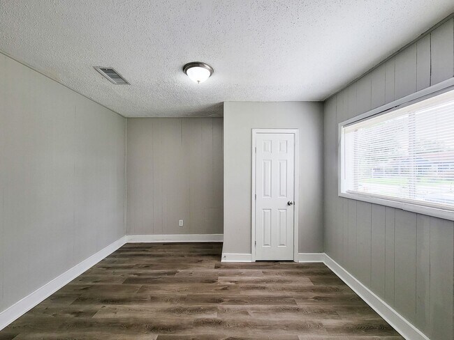Building Photo - REMODELED 3 BEDROOM LEASE HOME WITH ALL THE UPGRADES THROUGHOUT. COME TAKE A LOOK AT THIS