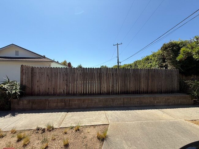 Building Photo - 6204 Avenida Ganso