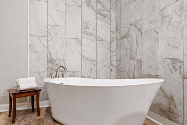 Building Photo - 124 Plaza Dr