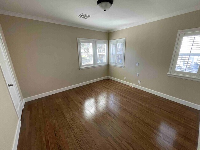 Building Photo - 4432 Bakman Ave