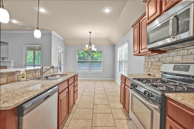 Building Photo - Spacious 3 Bedroom 2 Bath home in Great Location!