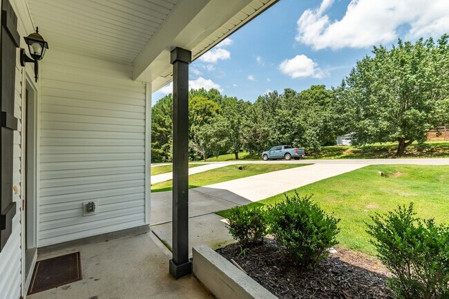 Building Photo - Modern 4 Bedroom Home in Quiet Clayton Nei...