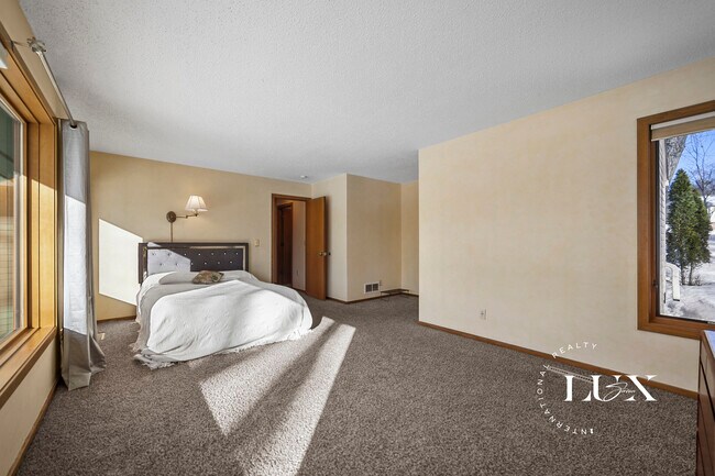 Building Photo - 2504 Sheffield Cir N