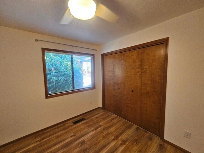 Building Photo - 3Bd/2Ba Single Story Home-For viewing!