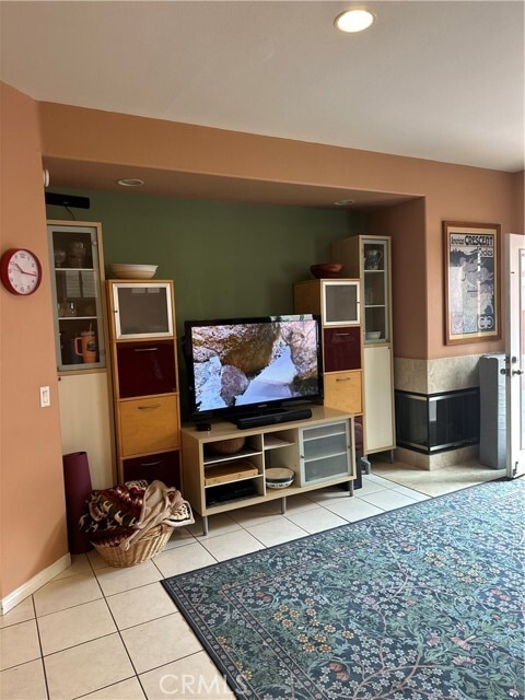 Building Photo - 610 Main St