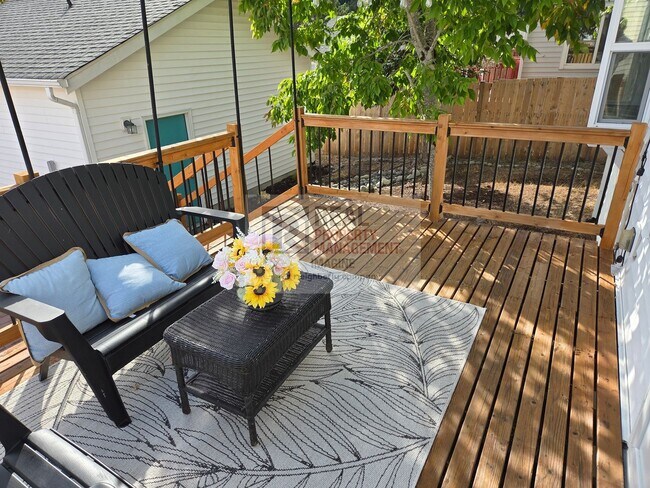 Building Photo - Check Out This Adorable 2.0 bedroom, 2.5 b...