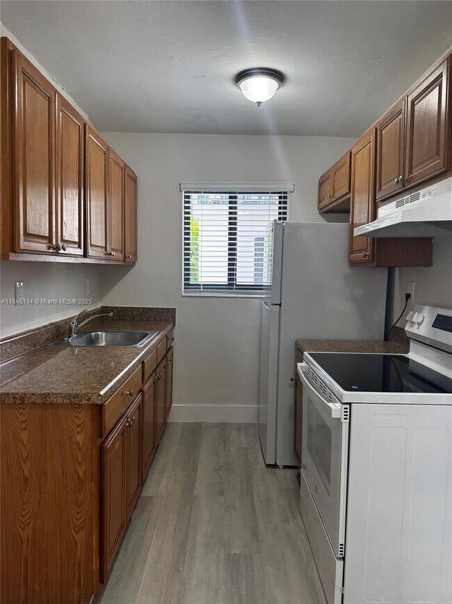 Building Photo - 1310 W 29th St