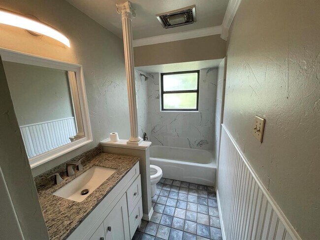 Building Photo - 1008 Wake Dr