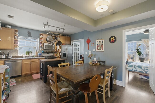 Building Photo - 2544 W George St