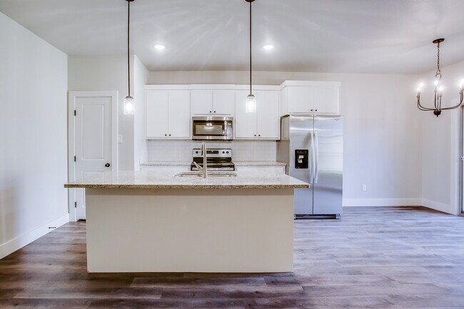 Building Photo - Wonderful Townhome in Cooper District!