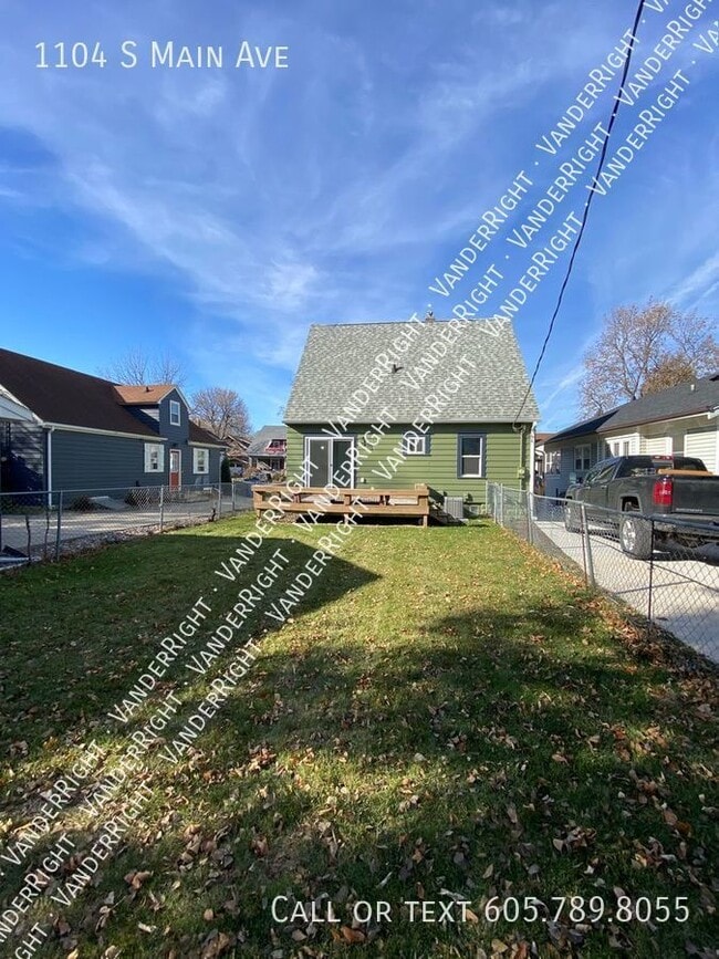 Building Photo - Charming 3 Bedroom House With Office & Fen...