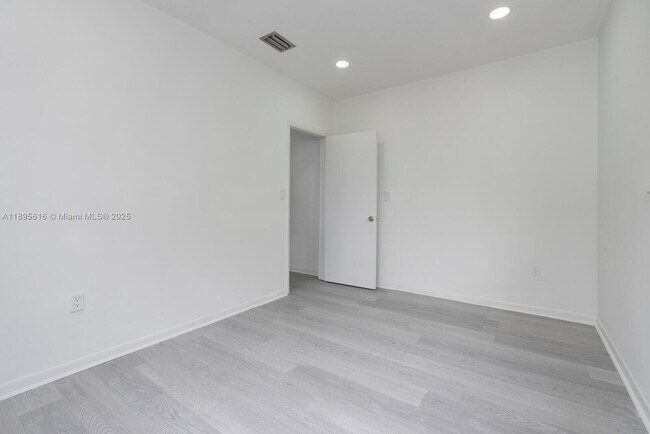 Building Photo - 511 NW 59th Ave