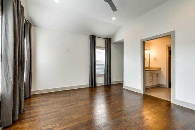 Building Photo - 336 Vivelle Ave