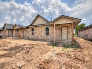 Building Photo - Stylish & Spacious 3-Bedroom Duplex in North Oklahoma City