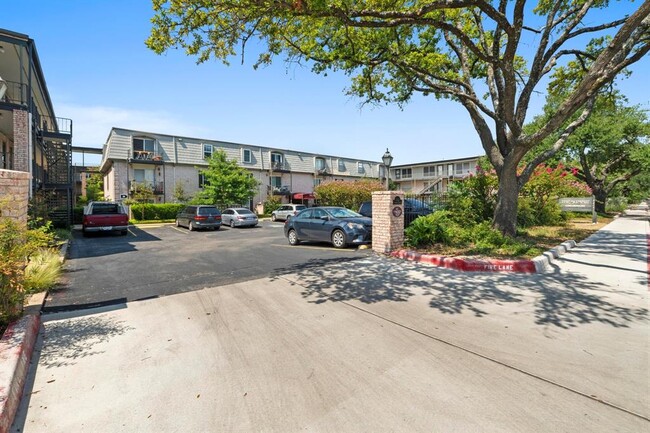 Building Photo - 2425 Ashdale Dr