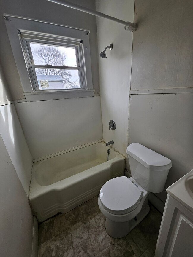 Building Photo - Lower one bedroom unit on east side