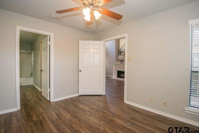 Building Photo - 5823 Hollytree Dr
