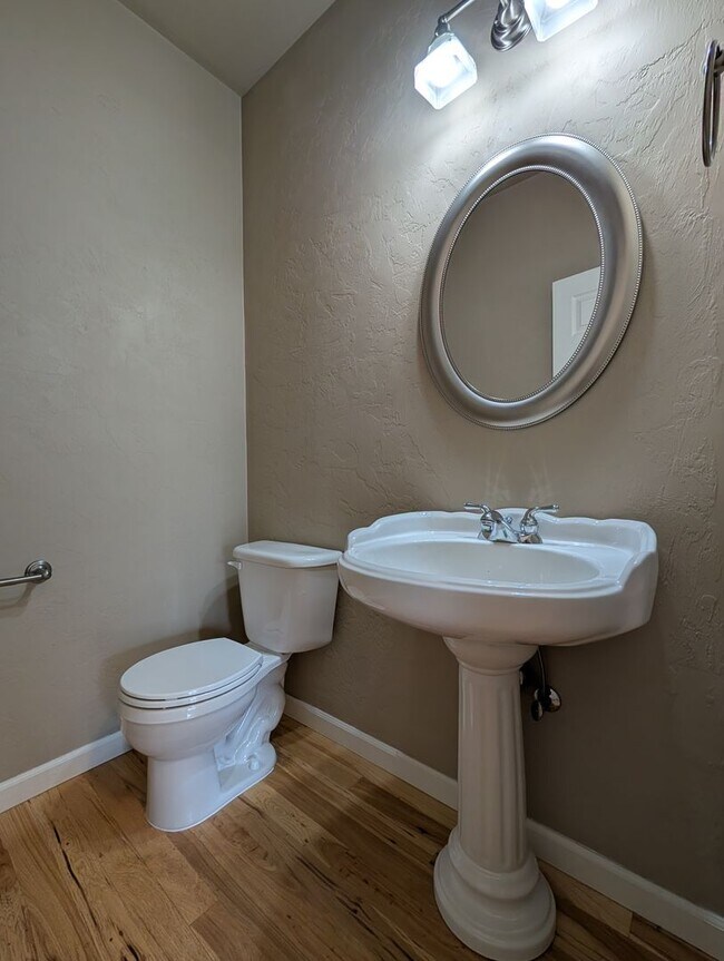 Building Photo - Beautiful 3-Bedroom, 2.5-Bath Home In River Road Area of Eugene!