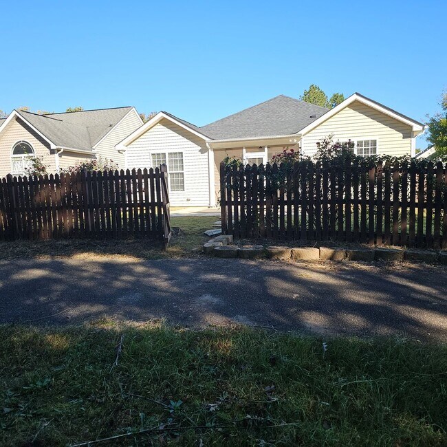 Building Photo - Ranch in Riverwood Athletic