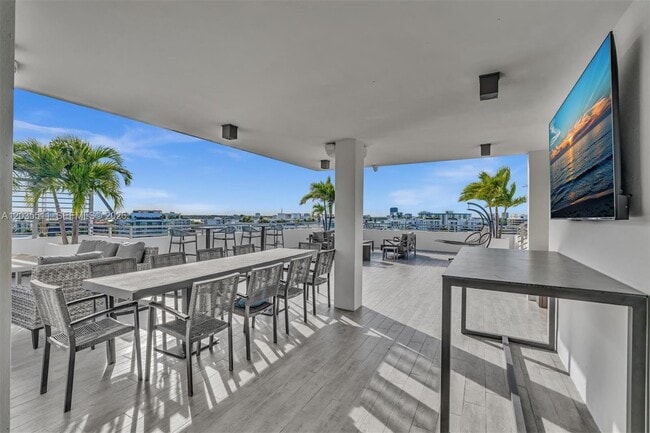 Building Photo - 9901 E Bay Harbor Dr
